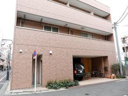 エントランスと外観の建物