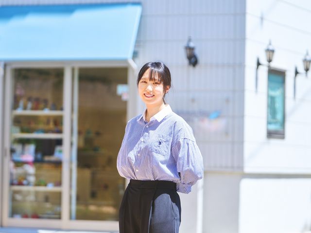 青空の下のエントランス エントランス 明るい日差しの中で訪れやすいエントランス。入り口は広々としており、快適な出入りができます。