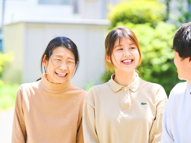 笑顔のスタッフ スタッフイメージ スタッフ同士が明るく談笑し、チームワークの良さが感じられる職場です。