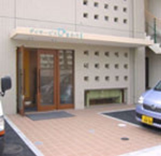 駐車場のある建物の外観