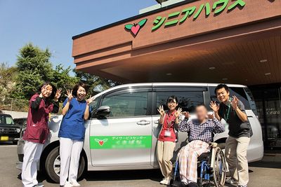 車椅子利用者とスタッフ