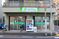 自販機と看板のある店舗前