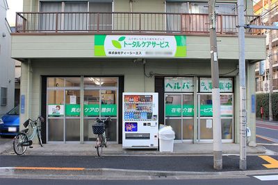 自販機と看板のある店舗前