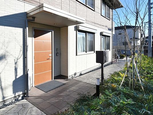 明るい玄関前の外観  