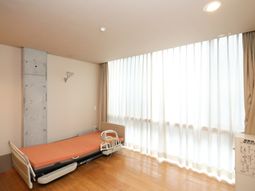 明るい居室のベッドエリア