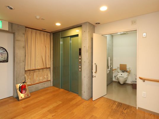 エレベーターとトイレの入口