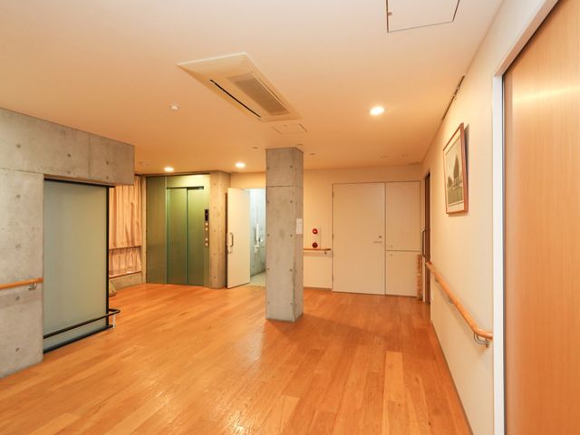 ゆとりある廊下の風景