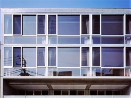 モダンな建物の外観