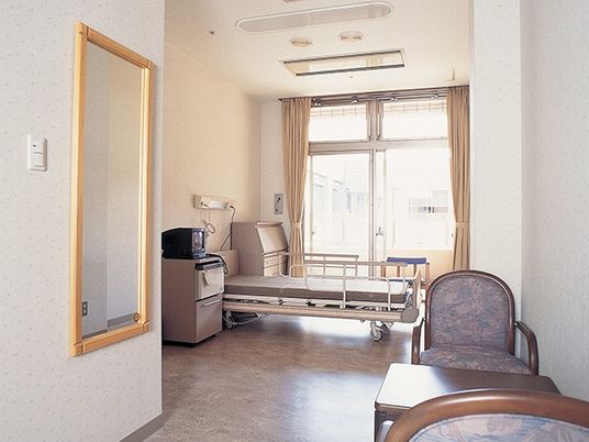 明るい居室のベッド  