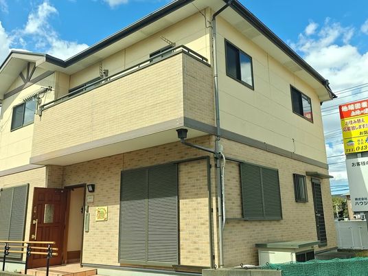 落ち着いた外観の建物  