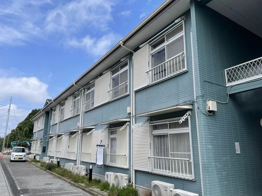 青い外壁の建物外観  