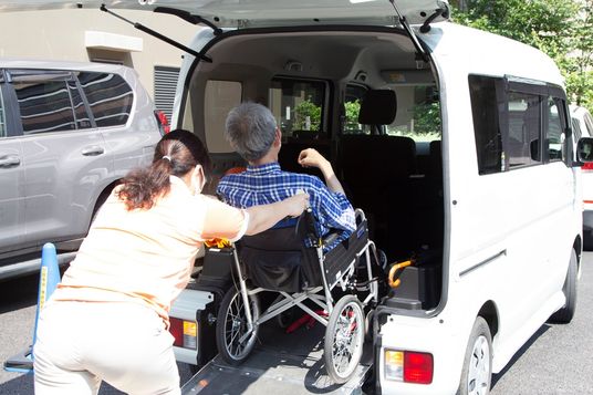 車椅子の移動支援の様子