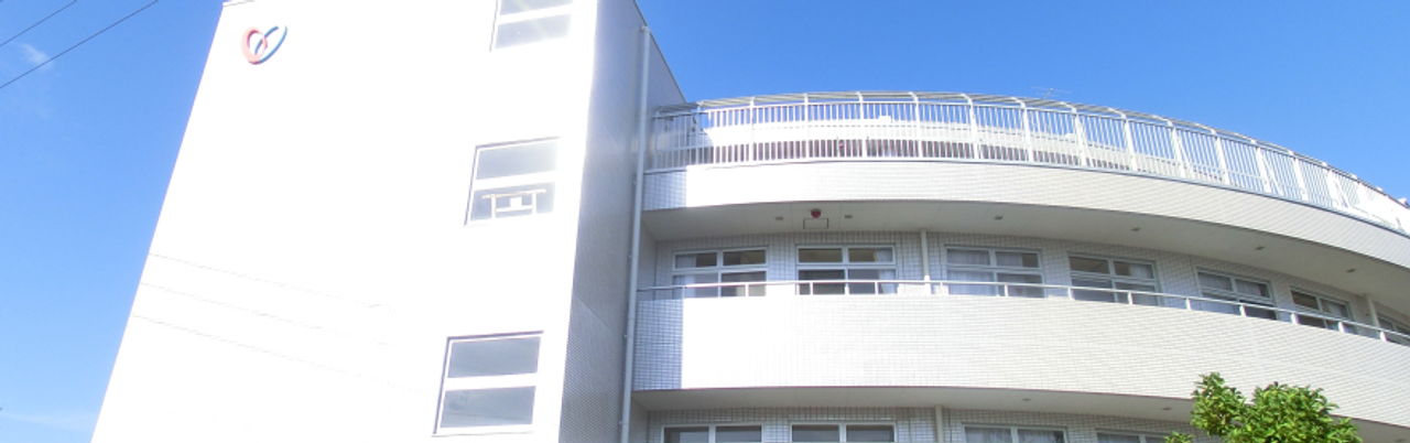 青空と白い建物の外観