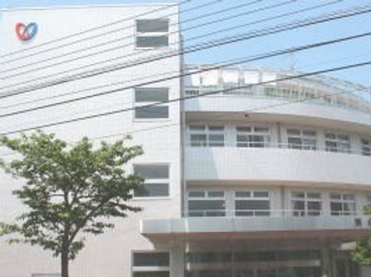 白い建物の外観  