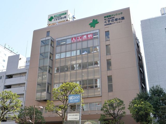 建物外観 外観 都会の中に位置する大きな建物です。緑に囲まれており、落ち着いた環境が魅力です。