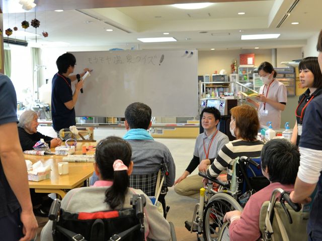 活気ある機能訓練室 機能訓練室 明るく広々とした空間で、笑顔のスタッフが様々なプログラムを指導しています。サポート体制も充実しており、心強いです。