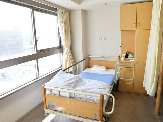 明るい居室のベッド  