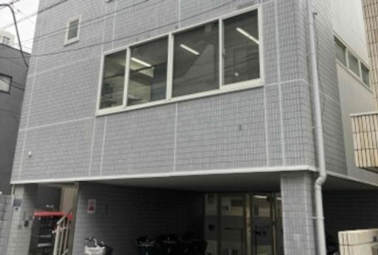 落ち着いた色合いの外観