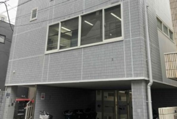 落ち着いた色合いの外観