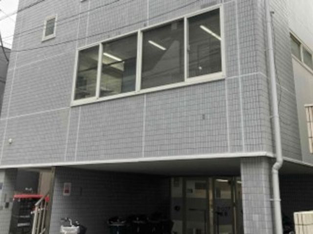 落ち着いた色合いの外観 外観 ガラスが多用された外観は、開放感があり明るい印象を与えます。ご見学をお考えの方は、ぜひお越しください。