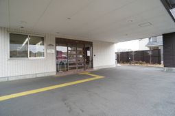 エントランスの明るい外観