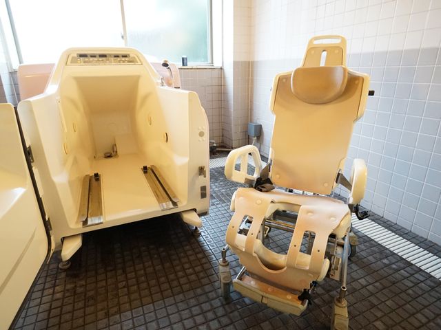 特殊浴槽の設備イメージ 浴室 ゆったりとした特殊浴槽があり、快適なバスタイムを支える環境を整えています。安全に配慮された設計で、毎日のリフレッシュをサポートします。