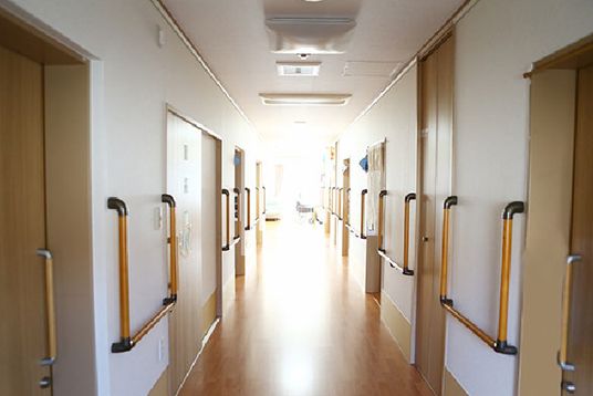 陽光が差し込む廊下