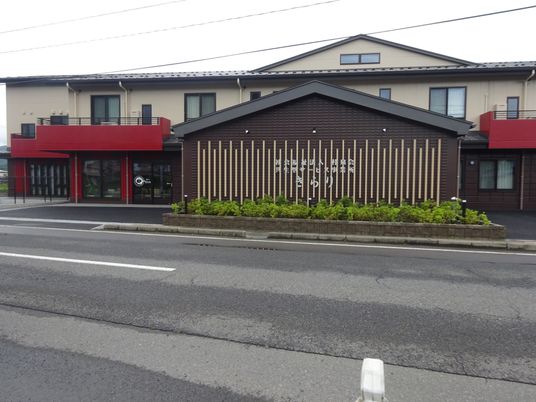 落ち着いた外観の建物  