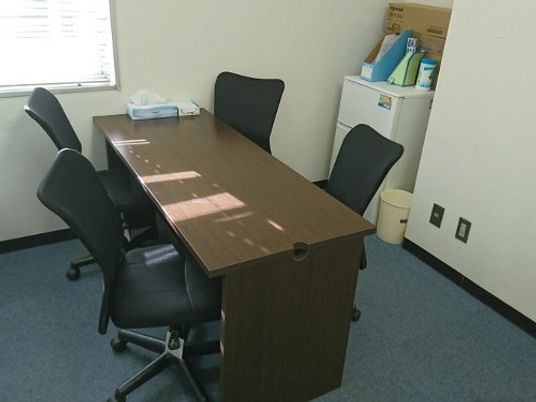 会議用の机がある部屋  