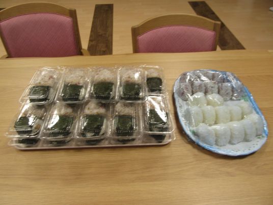 おにぎりがあるテーブル