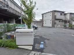 建物外観と駐車場