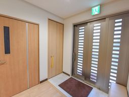 明るい廊下と非常口