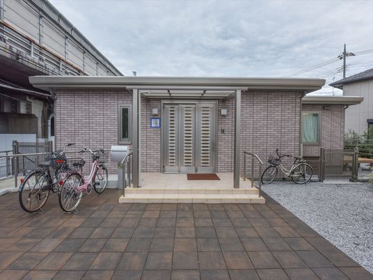 エントランスと自転車置き場