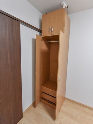 居室の整理整頓されたクローゼット