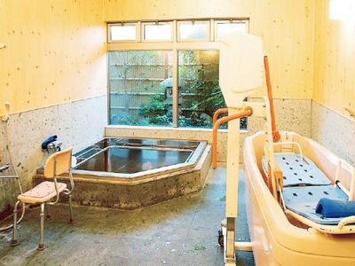 明るい庭を望む浴室