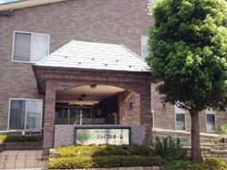 緑あふれる建物のエントランス