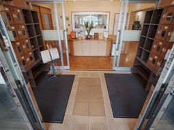 広々とした明るいエントランス