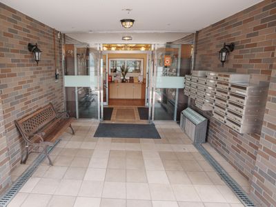 エントランスの明るい風景