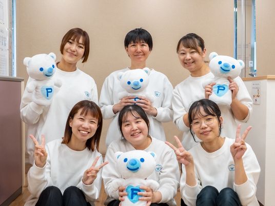 笑顔の職員が並ぶロビー  