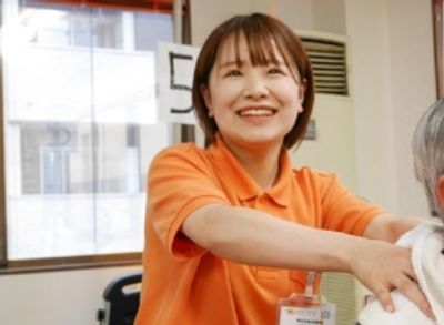 笑顔で働くスタッフの姿