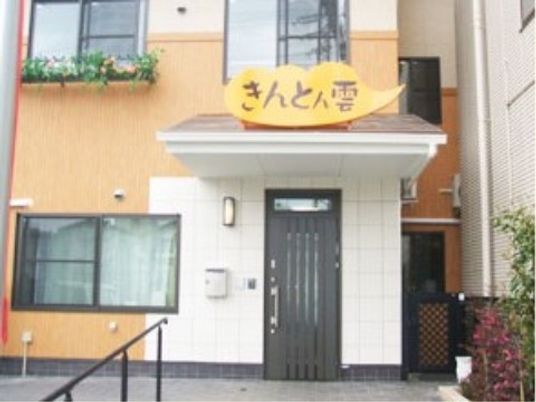 明るく清潔感のあるエントランス