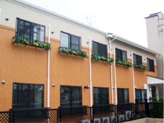 オレンジの外壁の外観