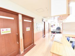 廊下の明るい風景