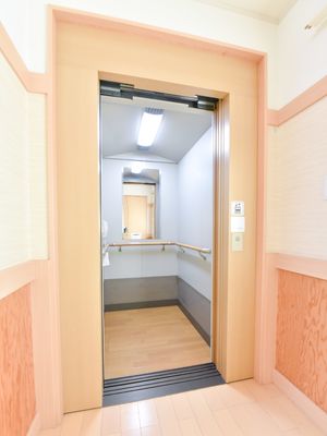広々としたエレベーター