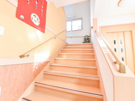 明るい色調の階段