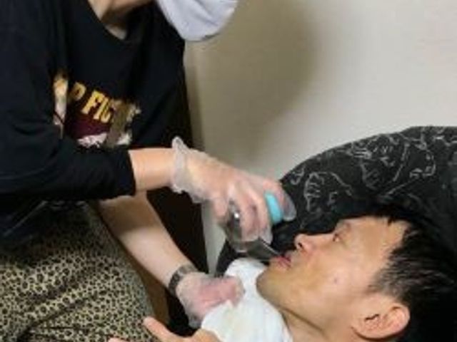 ケアの様子 手厚い支援が行われる場所で、利用者様の日々のケアを行っています。ご利用者様一人ひとりに合わせた配慮が行き届いています。