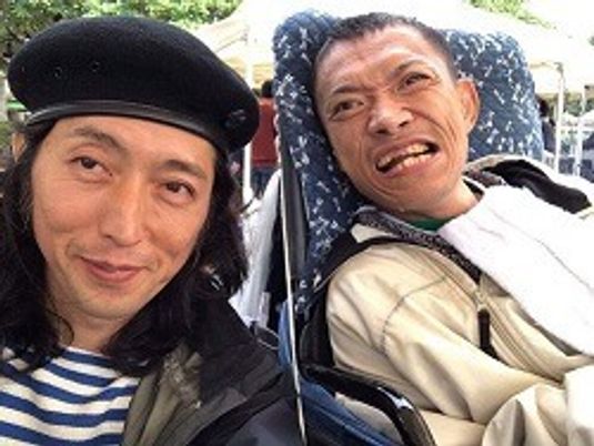 笑顔のスタッフと利用者
