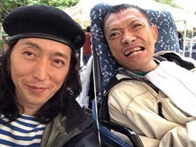 笑顔のスタッフと利用者 明るく和やかな雰囲気で、利用者さまとコミュニケーションを図るスタッフの姿です。温かい交流を大切にされていることが感じられます。