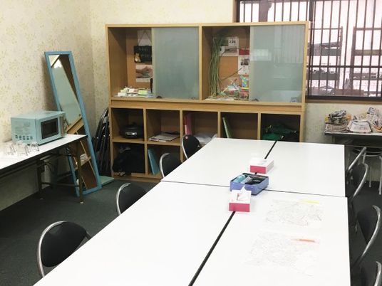 多目的室の机と棚  