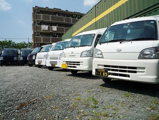 送迎車が並ぶ外観  